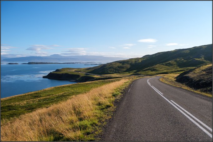 Auf sich windenden Straßen um die Fjorde Auf sich windenden Straßen um die Fjorde